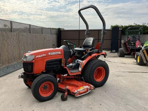 KUBOTA B2530 HYDROSTATIC 4WD COMPACT TRACTOR WITH LAWN MOWER DECK for sale