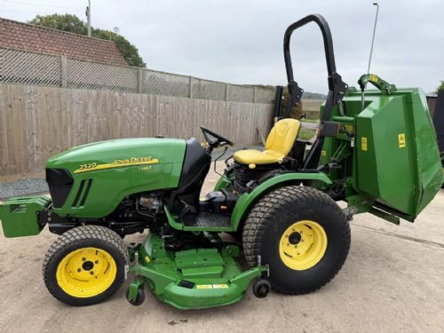 JOHN DEERE 2520 25HP COMPACT DIESEL 4WD TRACTOR WITH LAWN MOWER DECK & COLLECTOR for sale