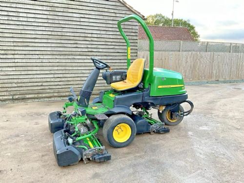 2013 JOHN DEERE 2500E TRIPLE CYLINDER RIDE ON LAWN MOWER for sale