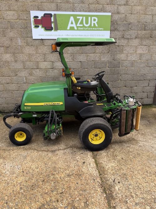 ONLY 1,400 Hours John Deere 8700 5 unit cylinder mower for sale